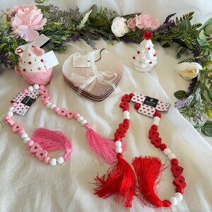 Brand New 8 PC Valentine Love Decor Appetizer Heart Plates
